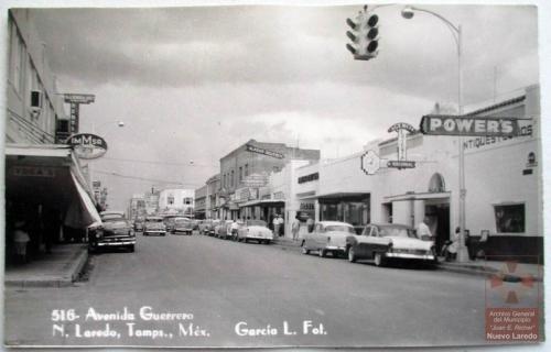Avenida Guerrero de Nuevo Laredo con vista rumbo al sur desde la esquina con Victoria. Década de 1950.