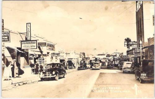 Avenida Guerrero de Nuevo Laredo. Al fondo se alcanza a apreciar Laredo Texas. Década de 1940.