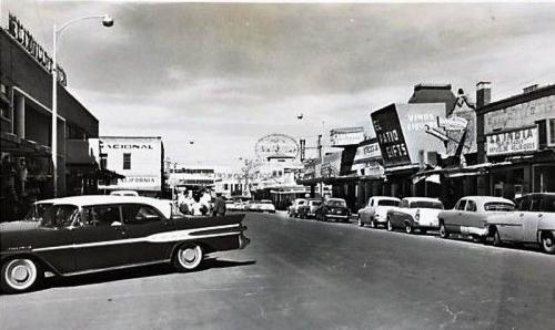 Avenida Guerrero frente al Mercado Maclovio Herrera en Nuevo Laredo. Década de 1950.