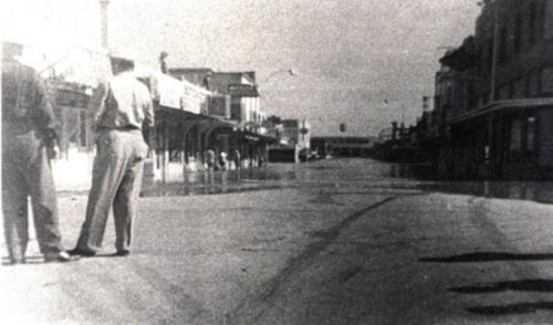 Avenida Guerrero inundada durante la creciente de 1954.