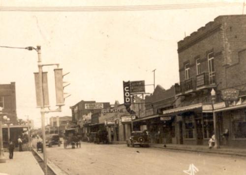 Avenida Guerrero vista rumbo al sur a la altura de la Plaza Juárez. Década de 1930.