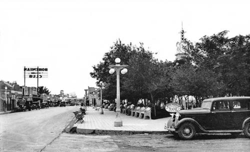 Avenida Guerrero y Plaza Hidalgo de Nuevo Laredo. Década de 1930.