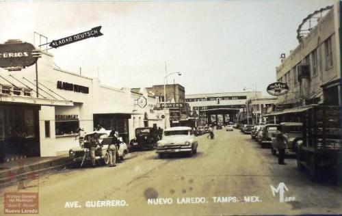 Avenida Guerrero y al fondo Garita Miguel Aleman de Nuevo Laredo. Mediados de siglo XX.
