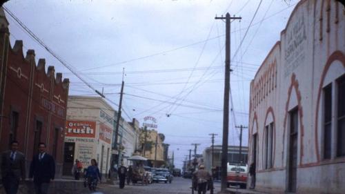 Avenida Ocampo en Nuevo Laredo. Década de 1950.