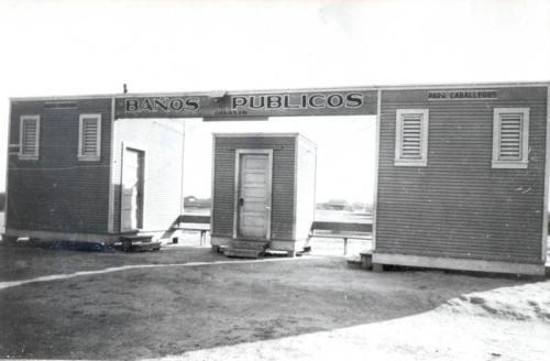 Baños en la alberca publica de Nuevo Laredo. Década de 1920.
