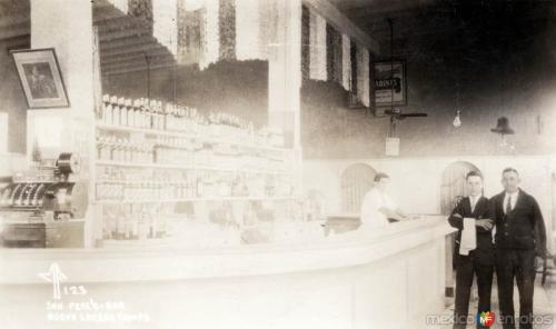 Barra del Petes Bar en Nuevo Laredo. C. a. 1930.