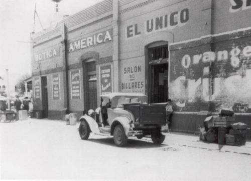 Botica América y Billares El Único. Esquina de Avenida Guerrero y Dr. Mier. Década de 1940.