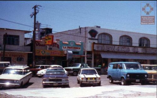 Calle Hidalgo frente al Mercado Maclovio Herrera. C. a. 1981.