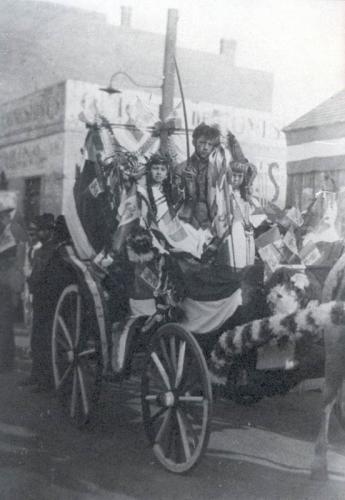 Carreta alegórica que presento la Liga de Choferes de Nuevo Laredo lista para un desfile en 1918. Colección de la familia Jasso.