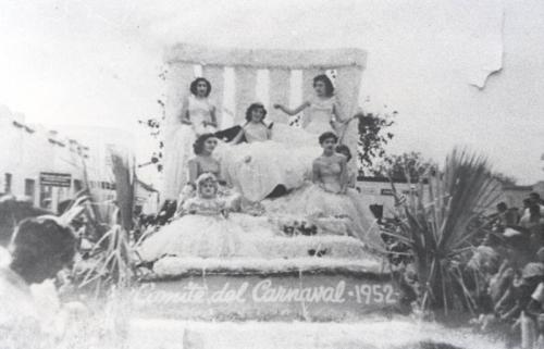 Carro alegórico que presento el comité del carnaval en Nuevo Laredo. 1952.