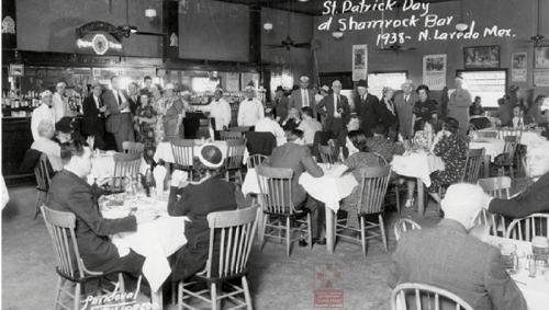 Celebración del Dia de San Patricio en el Shamrock Bar de Nuevo Laredo en 1938.