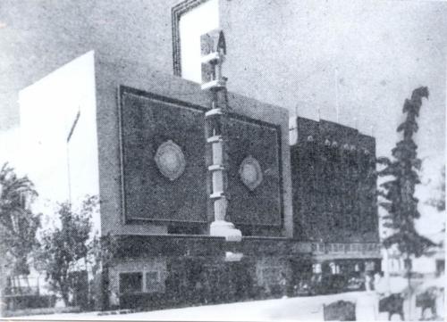 Cine Alameda y Hotel Plaza frente a la Plaza Hidalgo por la Calle González. Década de 1940.