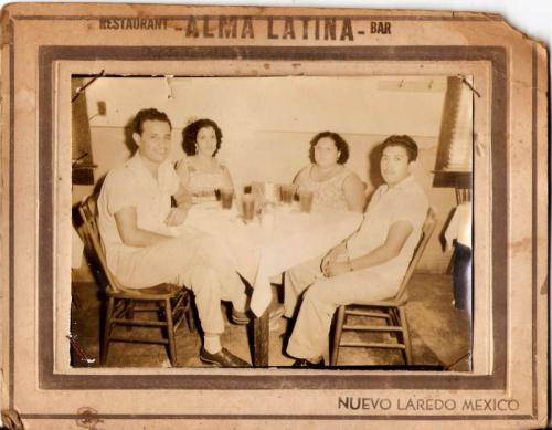 Clientes en el Restaurante Alma Latina de Nuevo Laredo. Década de 1950.