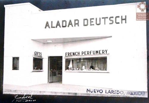 Comercio en el centro de Nuevo Laredo. Mediados de siglo XX.
