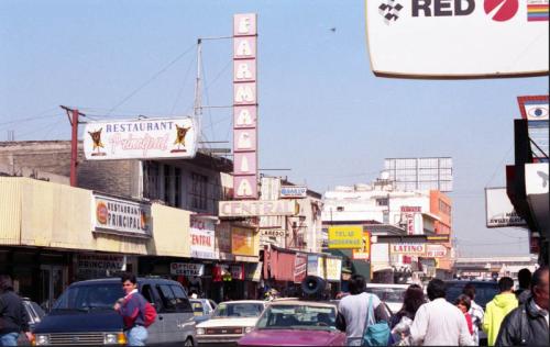 Comercio en la Avenida Guerrero de Nuevo Laredo. Década de 1990.