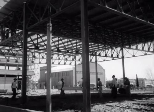 Construcción de la nueva estación de ferrocarril de Nuevo Laredo. Al fondo el Gimnasio Escuadrón 201. C. a. 1951.