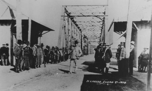 Cuerpo de Rurales vigilando el Puente Internacional de Nuevo Laredo. Enero 1 de 1914.