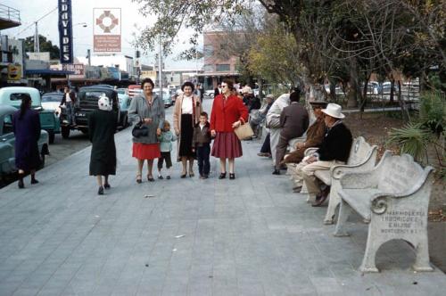 De paseo por la Plaza Hidalgo de Nuevo Laredo. Mediados del siglo XX.