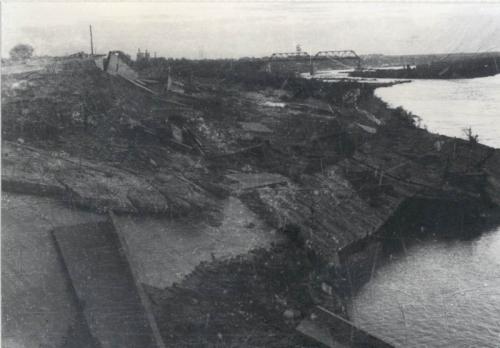 Destrucción en la ribera del Rio Bravo o Grande en Nuevo Laredo después de la creciente de 1954.