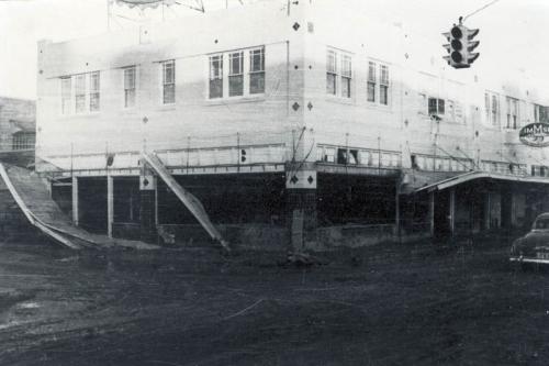 Destrucción después de la creciente de 1954. Esquina de Avenida Guerrero y Victoria.