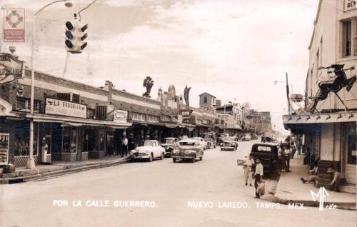 Edificio Longoria por la Avenida Guerrero de Nuevo Laredo. Mediados de siglo XX.