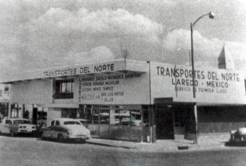 Edificio de Transportes del Norte frente a la Garita Miguel Alemán. Década de 1950.