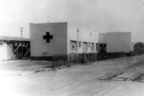 Edificio de la Cruz Roja por la Avenida Guerrero y las vías del ferrocarril. Década de 1940.