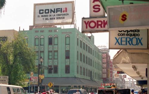 Edificios en la esquina de Avenida Guerrero y González. Década de 1990.