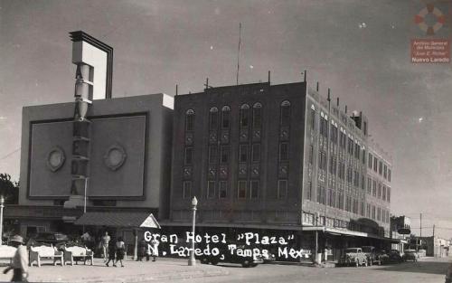 El Gran Hotel Plaza y el Cine Alameda en Nuevo Laredo. Década de 1940.
