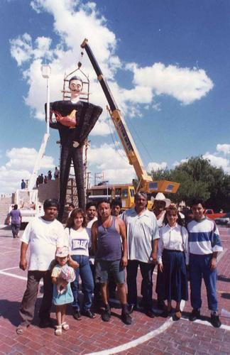 En 1997 los pinateros de Nuevo Laredo rompieron el Récord Guinness con la piñata mas grande.