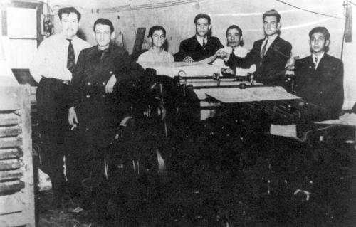En el extremo izquierdo Heriberto Deándar Amador con personal y prensa de El Mañana de Nuevo Laredo. Década de 1940.