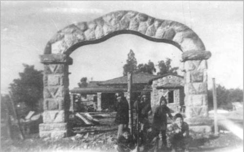 Entrada a la finca que existió por la Av. Cesar López de Lara entre Lincoln y Venezuela. Nuevo Laredo mediados de siglo XX.