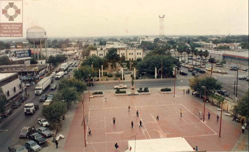 Explanada Esteban Baca Calderón y Plaza de la Cultura en Nuevo Laredo. Década de 1980.