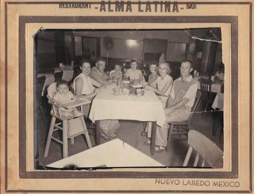 Familia de turistas en el Restaurante Alma Latina de Nuevo Laredo. Década de 1950.