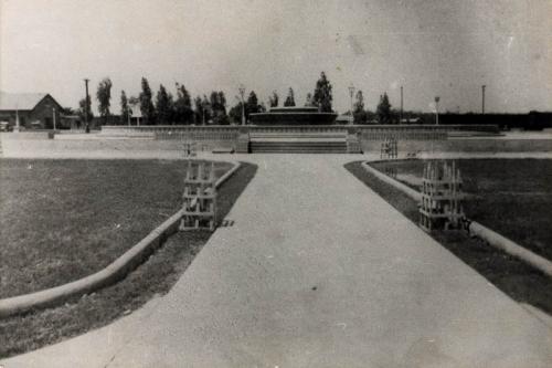 Fuente en la Plaza Primero de Mayo o Parque Ingles de Nuevo Laredo. C. a. 1939.