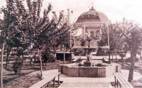 Fuente y quiosco en la Plaza Hidalgo de Nuevo Laredo. Inicios de siglo XX.