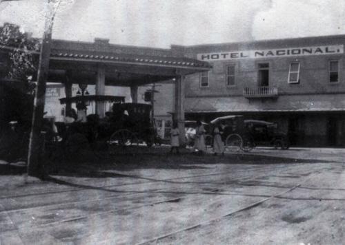 Gasolinera y Hotel Nacional en la esquina de Avenida Guerrero y Belden. Década de 1920.