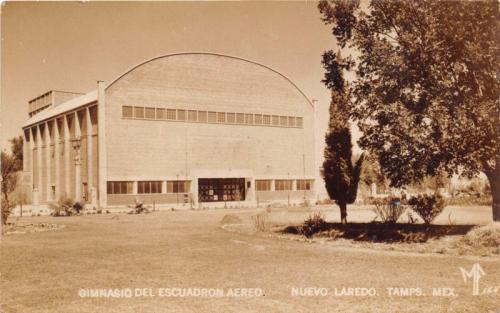 Gimnasio Escuadrón 201 visto desde la Plaza Primero de Mayo. Mediados de siglo XX.