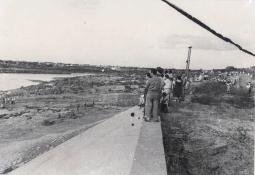 Habitantes de Nuevo Laredo observando el Rio Bravo. C. a. 1954.