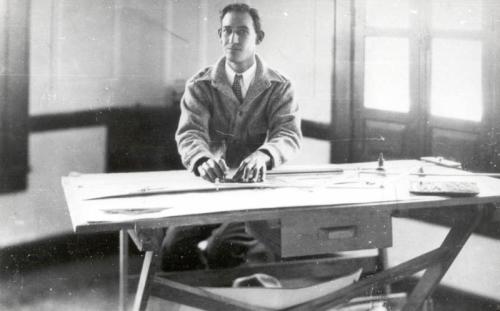 Ingeniero en una mesa de trabajo en las oficinas de la Junta Federal de Mejoras Materiales de Nuevo Laredo. Década de 1920.
