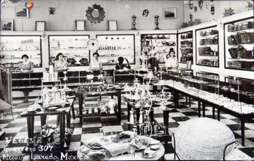 Interior de Vegas Curios en Nuevo Laredo. Década de 1950.