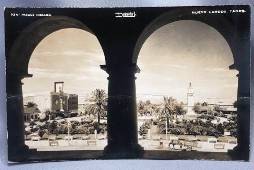 La Plaza Hidalgo vista desde los arcos del Palacio Federal en Nuevo Laredo. Década de 1940.