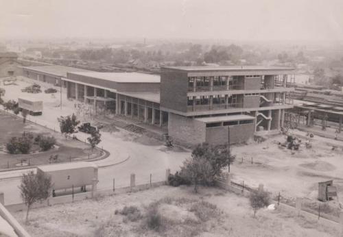 La nueva estación de ferrocarril durante su construcción en 1952.