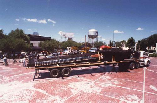 La piñata mas grande del mundo antes de ser levantada en la explanada en 1997.
