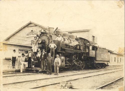 Locomotora de vapor y ferrocarrileros frente a la antigua estación de Nuevo Laredo. 1945.