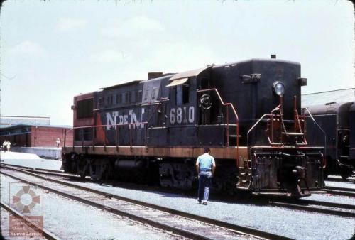 Locomotora frente a la estación ferroviaria de Nuevo Laredo. Década de 1970.