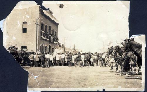 Manifestación frente al segundo Palacio Municipal que tuvo Nuevo Laredo ubicado frente a la Plaza Hidalgo. Fotografía posterior a 1914.