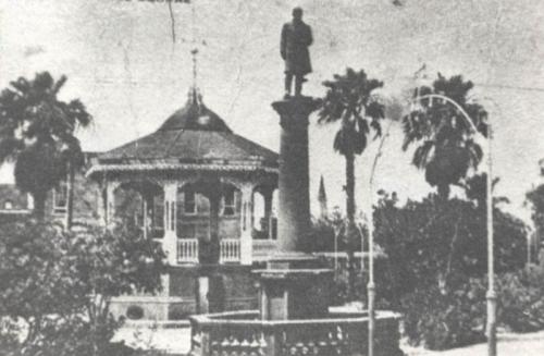 Monumento a Belden y quiosco en la Plaza Juárez de Nuevo Laredo. Principios de siglo XX.