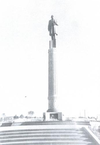 Monumento a Benito Juárez en Nuevo Laredo. Década de 1950.
