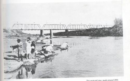 Mujeres lavando ropa en el rio a la altura de ambos Laredos. Principios del siglo XX.